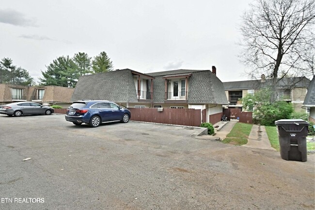 9111 Woodpark Ln NW