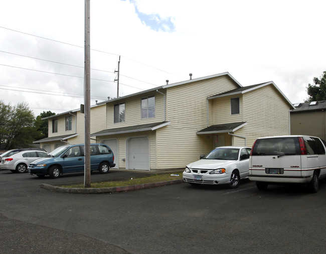 19945 NE Halsey St in Portland, OR - Building Photo - Building Photo