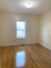 69 School St, Unit 1 in Somerville, MA - Foto de edificio - Building Photo