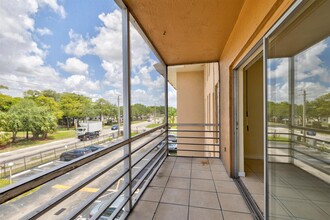 4848 NW 24th Ct, Unit 305 in Lauderdale Lakes, FL - Building Photo - Building Photo