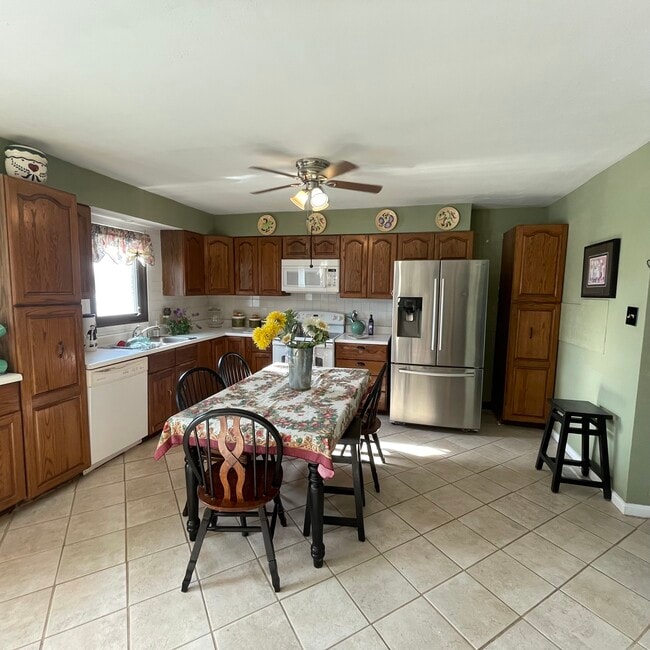 18668 Olive Street Rd in Chesterfield, MO - Foto de edificio - Building Photo