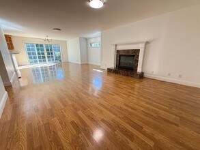 1050 Connecticut Dr in Redwood City, CA - Building Photo - Building Photo