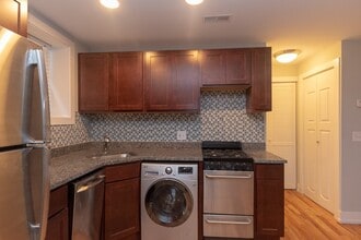 557 W Arlington Pl, Unit J08P in Chicago, IL - Building Photo - Building Photo