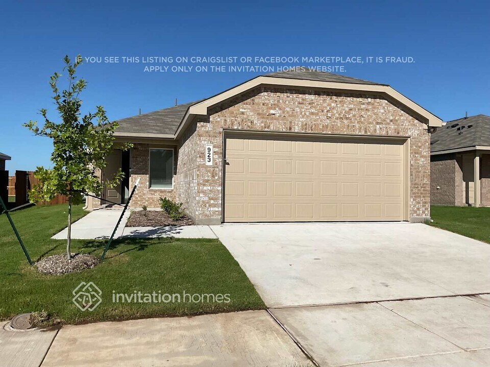 923 Carrick Dr in Ennis, TX - Building Photo