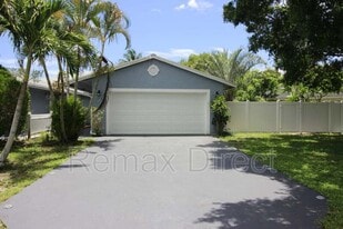134 Sparrow Dr in Royal Palm Beach, FL - Building Photo