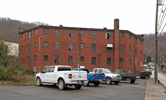 630 Harvey St in Williamson, WV - Building Photo - Building Photo