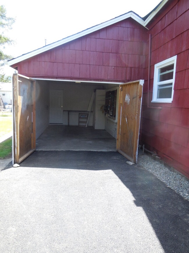 346 E 2nd Ave in Sutherlin, OR - Foto de edificio - Building Photo