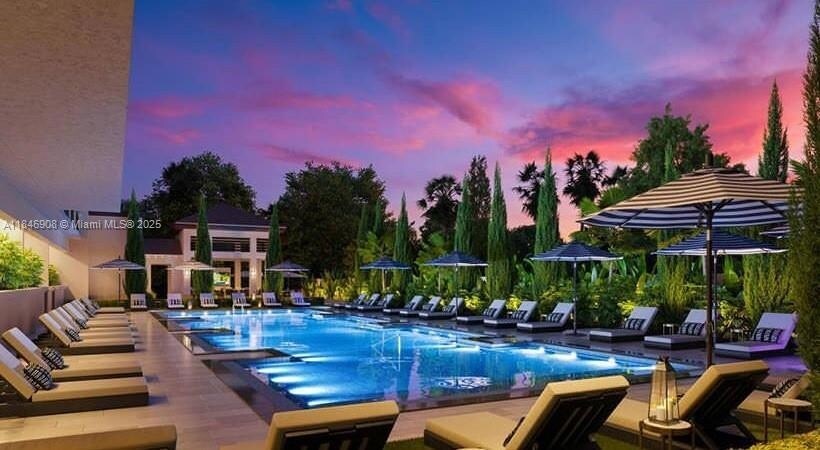 17990 W Dixie Hwy, Unit B12 in North Miami Beach, FL - Building Photo