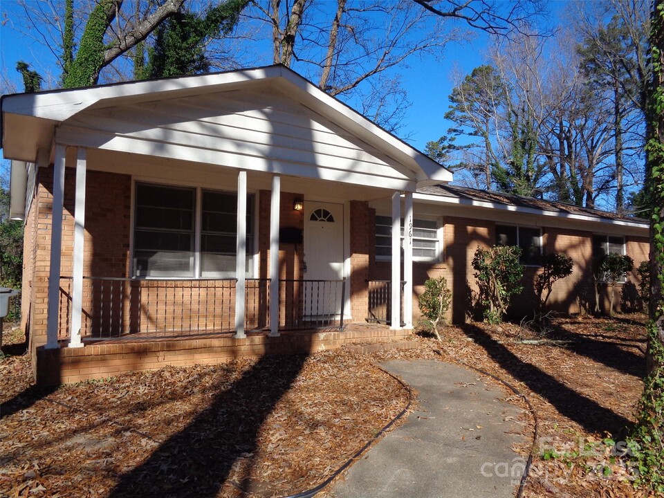 1961 Arnold Dr in Charlotte, NC - Building Photo