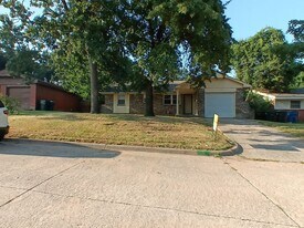 1320 Parkwoods Ct in Midwest City, OK - Building Photo