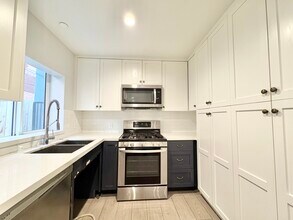 6032 Romaine St in Los Angeles, CA - Building Photo - Building Photo