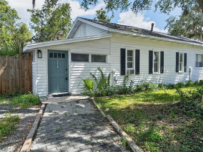 property at 325 S 2nd St