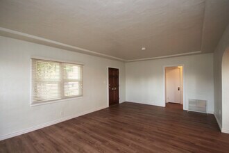 2350 Marengo Ave in Altadena, CA - Foto de edificio - Building Photo