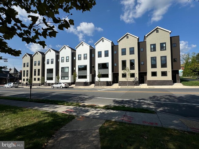 210 E Piccadilly St in Winchester, VA - Foto de edificio - Building Photo