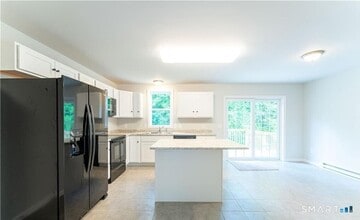 152 Grove Ave in Groton, CT - Foto de edificio - Building Photo