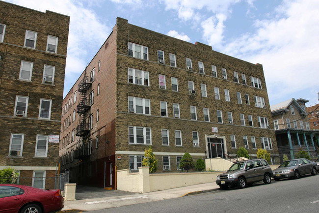 95 Gregory Ave in Passaic, NJ - Building Photo - Building Photo