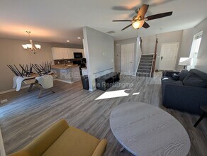 646 Vine St in Hampshire, IL - Foto de edificio - Building Photo