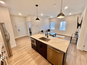 18 Woburn St in Reading, MA - Foto de edificio - Building Photo