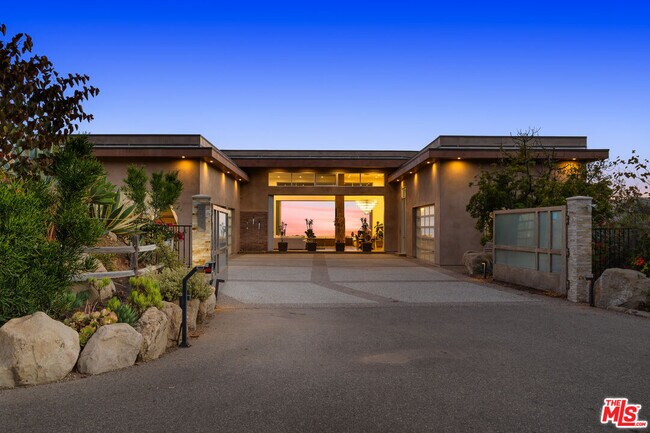 10715 Yerba Buena Rd in Malibu, CA - Building Photo - Building Photo