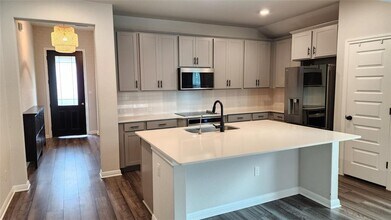 704 Giorgio Moroder Dr in Hutto, TX - Building Photo - Building Photo