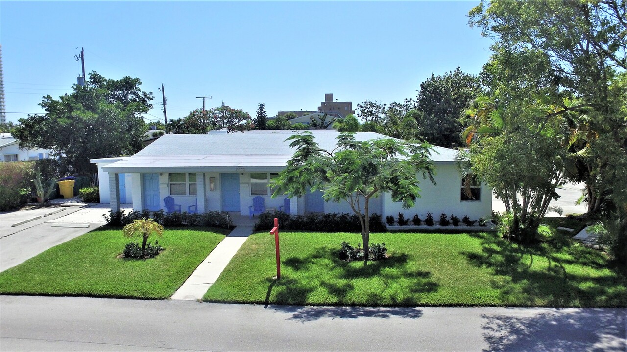 2400 Park Ave in Riviera Beach, FL - Building Photo