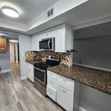 11011 S Lakeview Dr in Pembroke Pines, FL - Building Photo - Building Photo