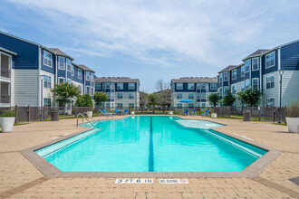 Towne West in Houston, TX - Foto de edificio - Building Photo