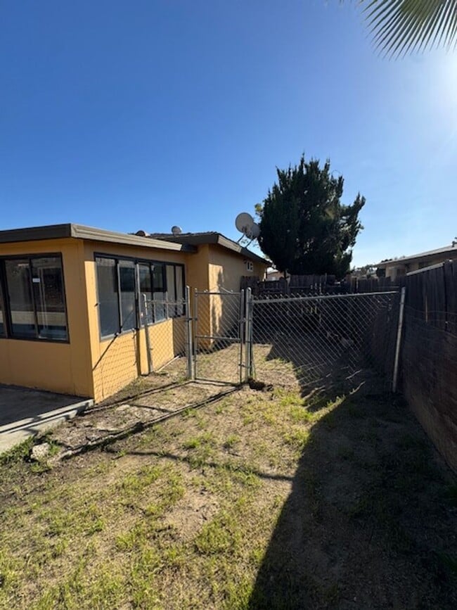 2196 W Oakland Ave in Hemet, CA - Building Photo - Building Photo