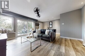 195 Milestone Crescent in Aurora, ON - Building Photo - Building Photo