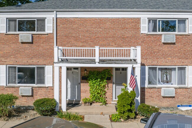 Greenwillow Apartments in Glenview, IL - Building Photo - Building Photo