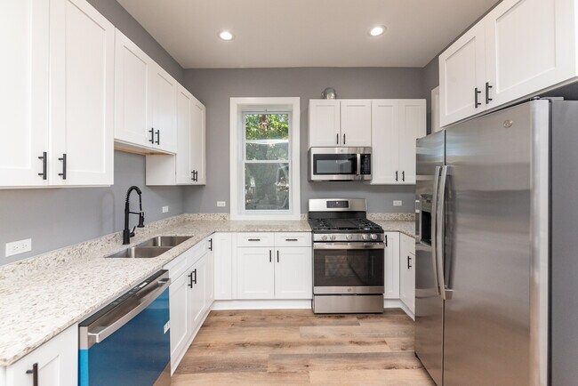 2713 W Gladys Ave in Chicago, IL - Building Photo - Building Photo
