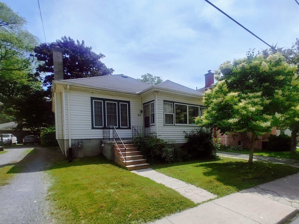 23 Beverley St in Kingston, ON - Building Photo