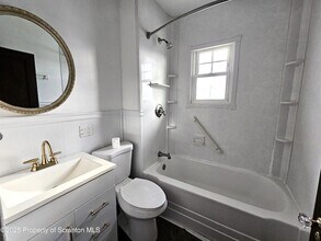 852 N Rebecca Ave, Unit 2nd fl in Scranton, PA - Building Photo - Building Photo