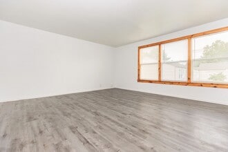 Premier Garden Apartments in Barberton, OH - Foto de edificio - Building Photo