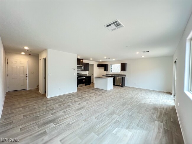 6053 Swift Lariat St