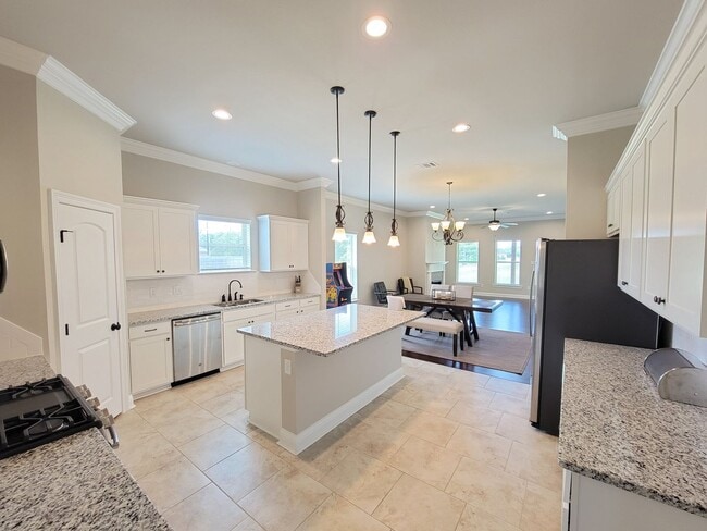 400 Mangrove Ln