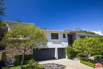 3685 Benedict Canyon Ln in Los Angeles, CA - Building Photo - Building Photo