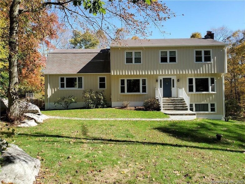 208 Guinea Rd in Stamford, CT - Building Photo