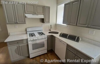 2036 Massachusetts Ave in Cambridge, MA - Foto de edificio - Building Photo