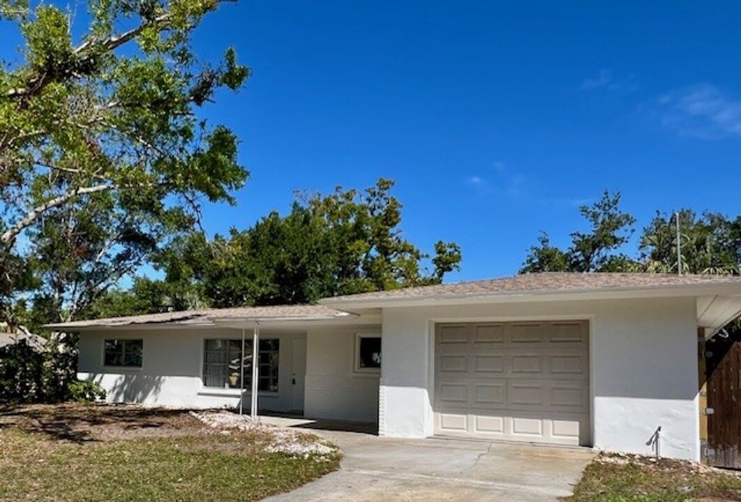 615 Corwood Dr in Sarasota, FL - Building Photo