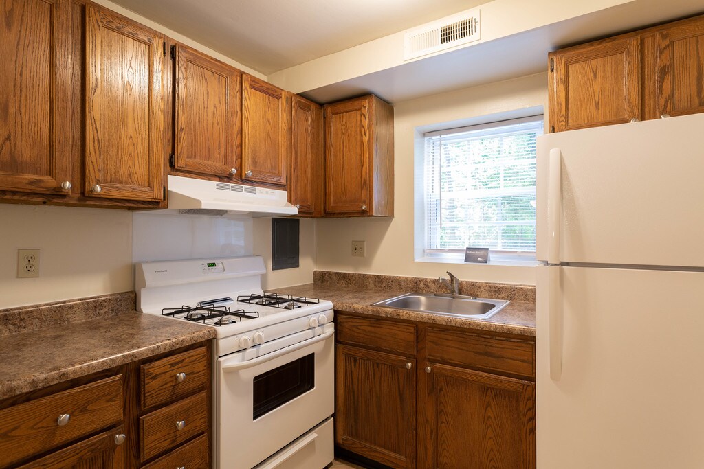 Colonial Square Apartments Glen Burnie, MD Apartments