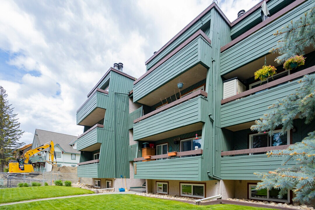 Mountain Manor in Banff, AB - Building Photo