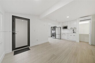 3101 SW 106th Ave, Unit Efficiency in Miami, FL - Building Photo - Building Photo