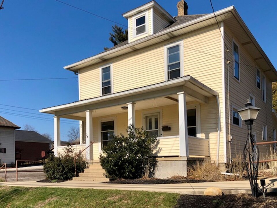 223 E Main St in Loudonville, OH - Building Photo