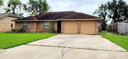 135 Basswood St in Lake Jackson, TX - Building Photo - Building Photo