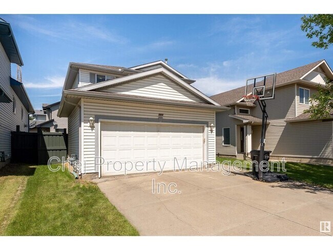 2026 Garnett Way NW in Edmonton, AB - Building Photo - Building Photo