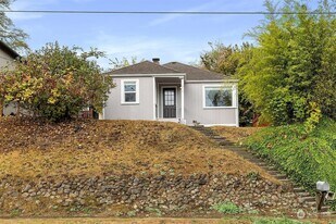 916 Hull Ave in Port Orchard, WA - Building Photo