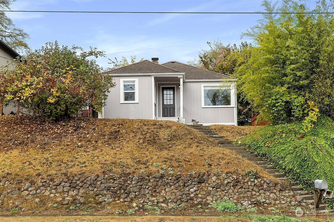 916 Hull Ave in Port Orchard, WA - Building Photo