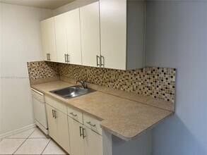 10748 N Kendall Dr in Miami, FL - Building Photo - Building Photo