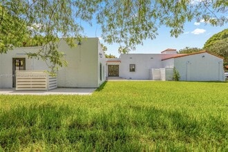434 Aragon Ave in Coral Gables, FL - Building Photo - Building Photo